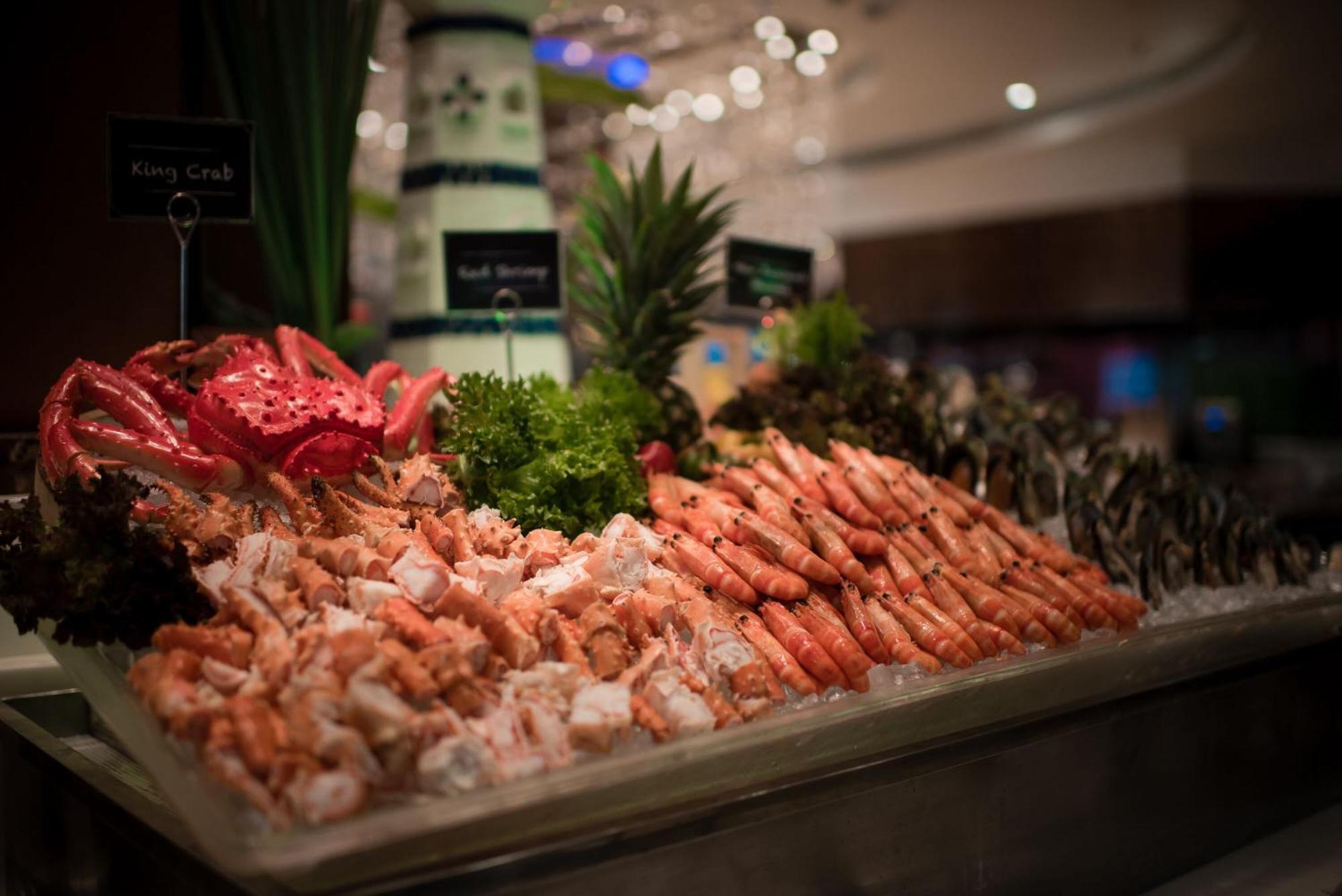 The Berkeley Hotel Pratunam Μπανγκόκ Εξωτερικό φωτογραφία Seafood on display at a buffet