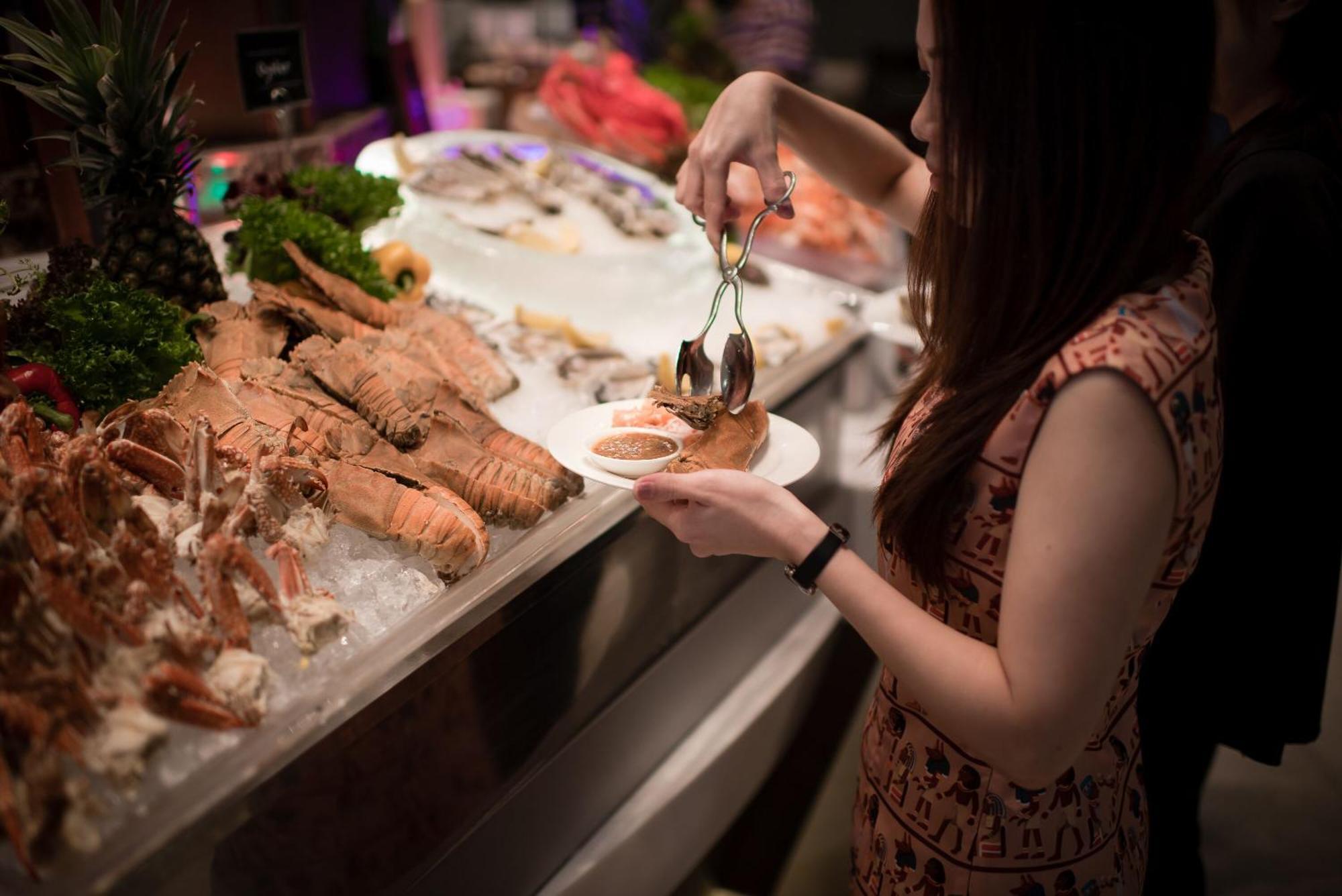 The Berkeley Hotel Pratunam Μπανγκόκ Εξωτερικό φωτογραφία A woman using a buffet spoon