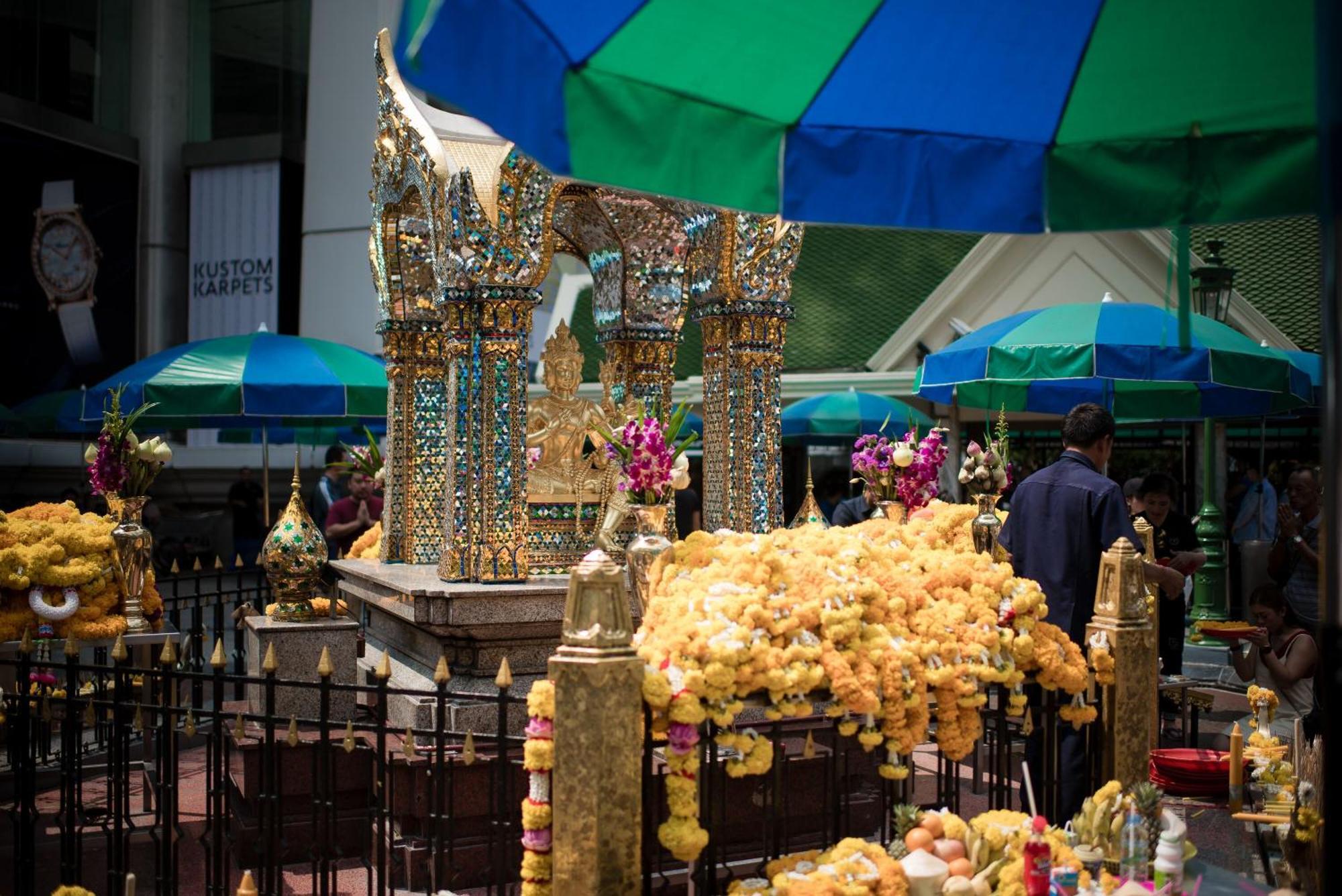 The Berkeley Hotel Pratunam Μπανγκόκ Εξωτερικό φωτογραφία The golden reclining Buddha at the Erawan shrine
