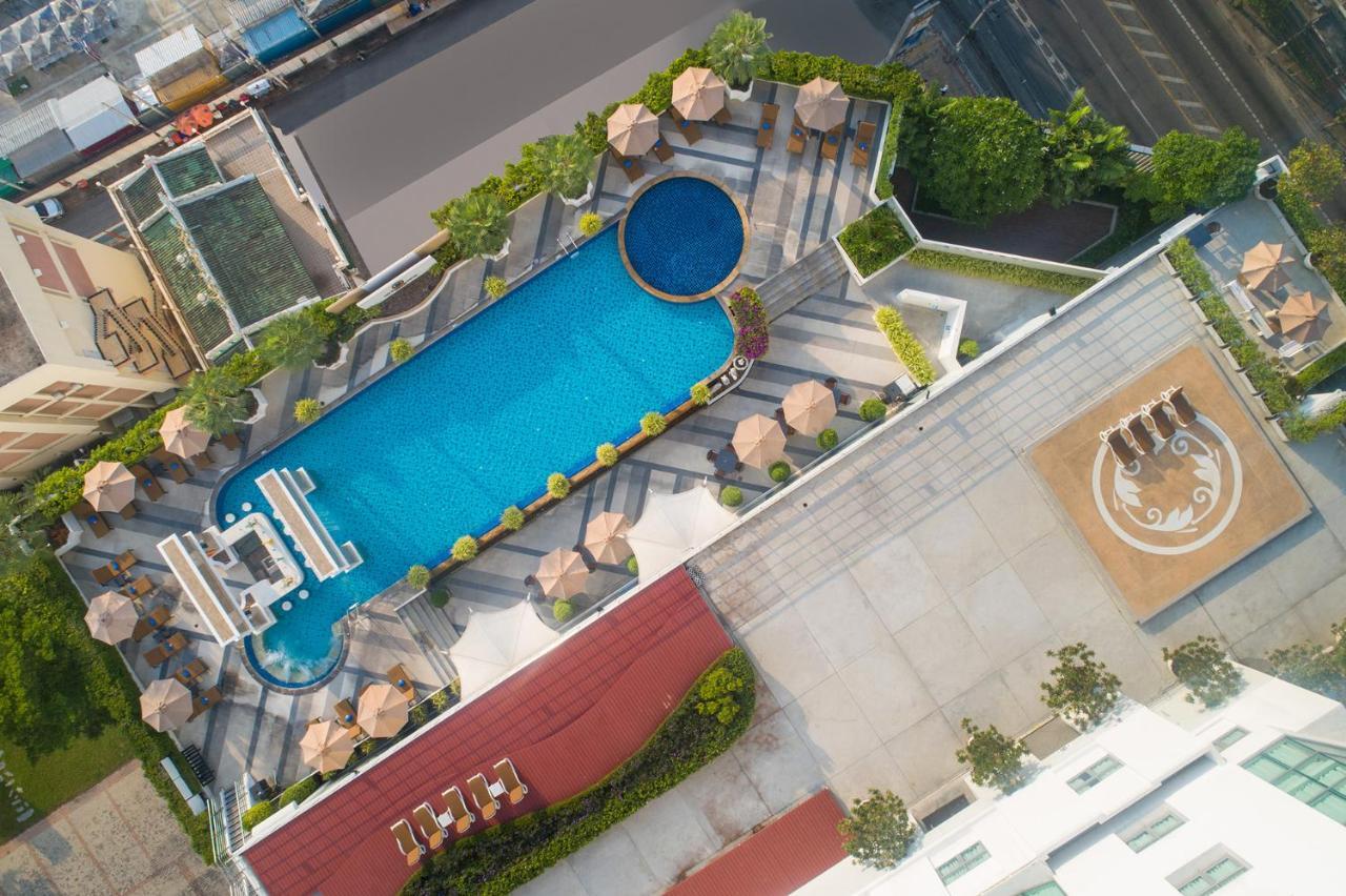 The Berkeley Hotel Pratunam Μπανγκόκ Εξωτερικό φωτογραφία Aerial view of the rooftop pool