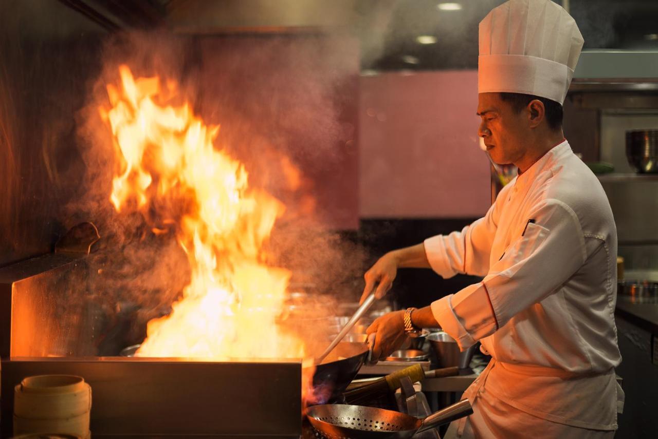 The Berkeley Hotel Pratunam Μπανγκόκ Εξωτερικό φωτογραφία A chef cooking with a wok